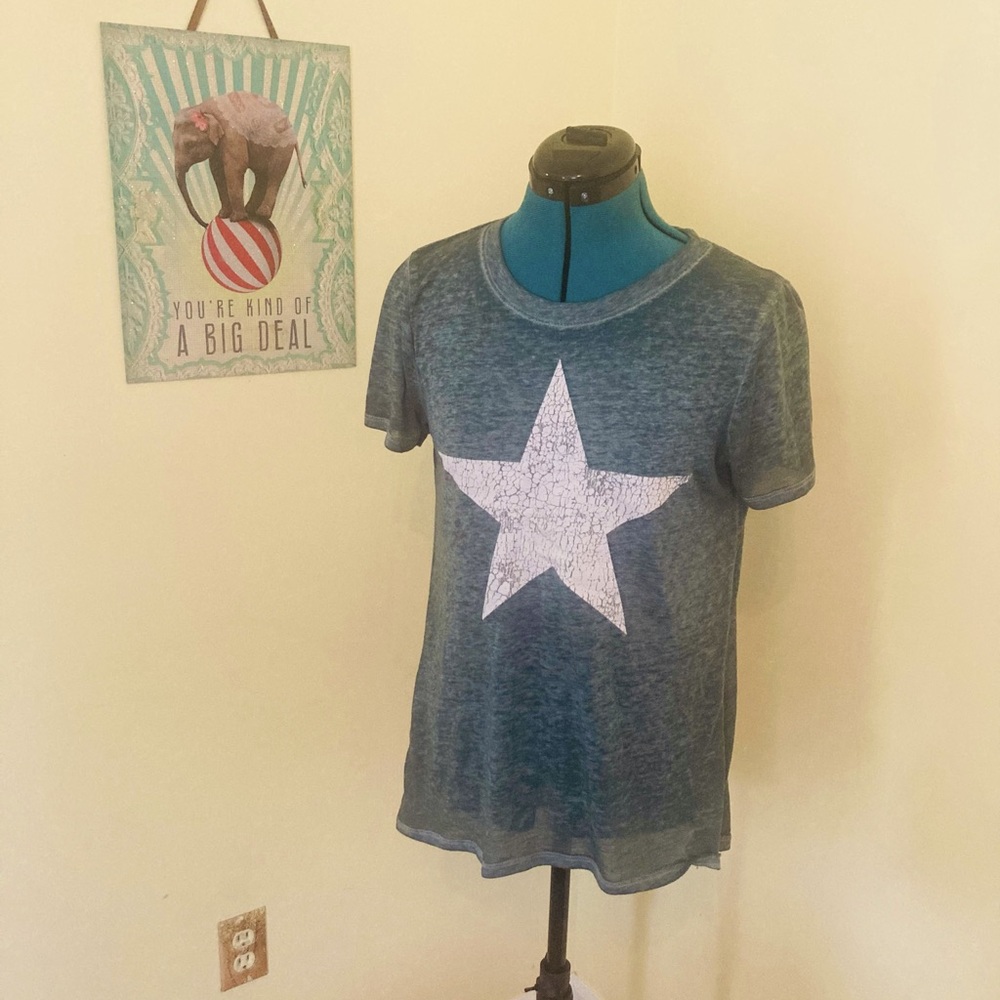 Burnout tee grayish green tee with white star